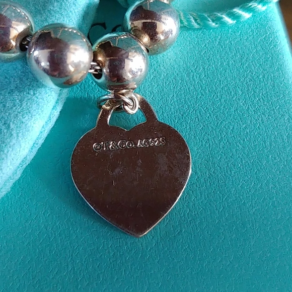 Woman LOVE a Tiffany blue box!! - Picture 4 of 13